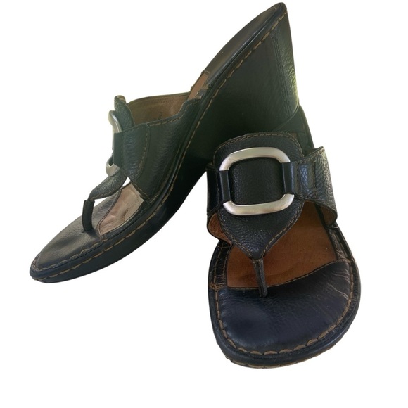 Born Woman’s Black Leather Thong Wedge Sandal Size 8 Slip On Silver Buckle Comfy - Picture 4 of 12